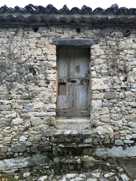 Edifício Pedra Medieval Com Porta Madeira Aldeia Aubres França Imagens De Bancos De Imagens Sem Royalties