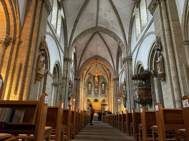 St. Vincent Katedrali 'nin içi insanlarla dolu.