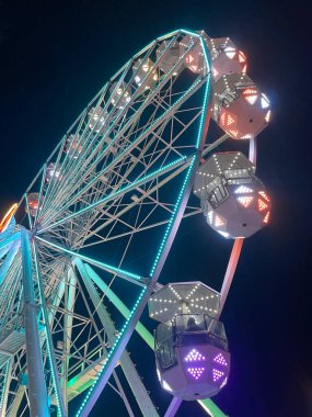 Geceleri renkli dönme dolap manzarası 