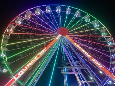 Geceleri renkli dönme dolap manzarası 