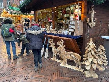 Almanya 'da geleneksel Noel pazarında yürüyen insanlar