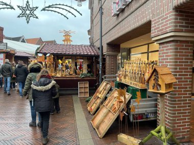 Almanya 'da geleneksel Noel pazarında yürüyen insanlar