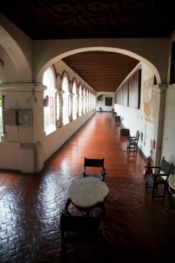 Kraliyet kalesinin eski binasının içinde.