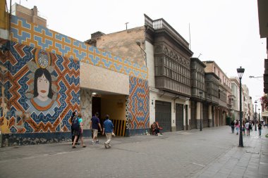 Duvardaki duvar resmi ve Peru 'nun Lina şehrinin geleneksel kaplı balkonları..