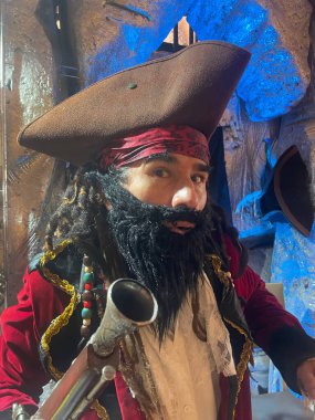 Peru 'nun Callao kentindeki Peru Ordu Müzesi' nde (Gerçek Felipe Kalesi) korsan kostümü içinde rehber.