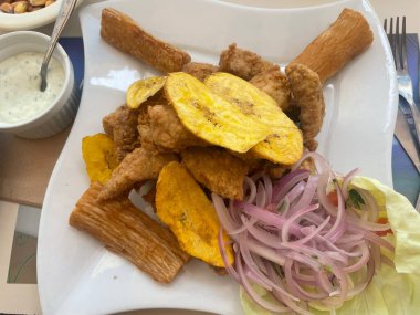 Bira hamurunda balık fileto, patates kızartması ve sebze.