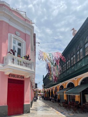 Callao, Peru - 26 Aralık 2023: Peru 'nun renkli kurdelelerle süslenmiş tarihi merkezi. 