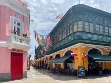 Callao, Peru - 26 Aralık 2023: Peru 'nun renkli kurdelelerle süslenmiş tarihi merkezi. 