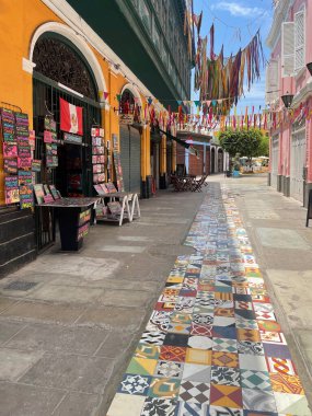 Callao, Peru - 26 Aralık 2023: Peru 'nun Callao şehrinin tarihi merkezinin ana caddesi renkli kurdelelerle süslenmiş, Peru 