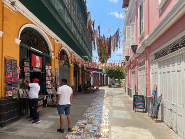 Callao, Peru - 26 Aralık 2023: Peru 'nun Callao şehrinin tarihi merkezinin ana caddesindeki turistler renkli kurdelelerle süslenmiş, Peru 