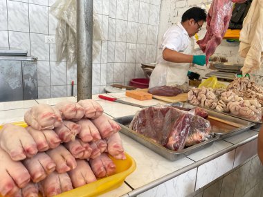 Peru - Aralık 2023: Küçük bir Peru kasabasında geleneksel et pazarı.