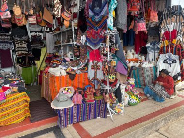 Peru - 30 Aralık 2023: Perulu kadın pazarda el işi satıyor.