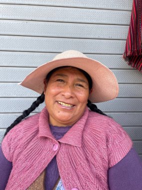 Peru - 30 Aralık 2023: Peru 'da geleneksel kıyafetler giyen gülümseyen kadın portresi.