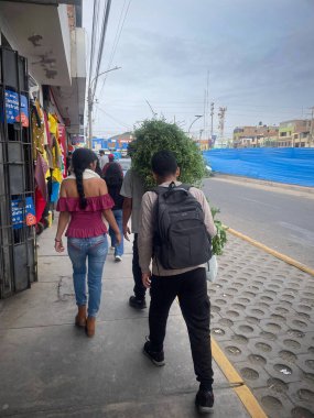 Peru - 30 Aralık 2023: Bir şehir caddesinde yürüyen insanlar