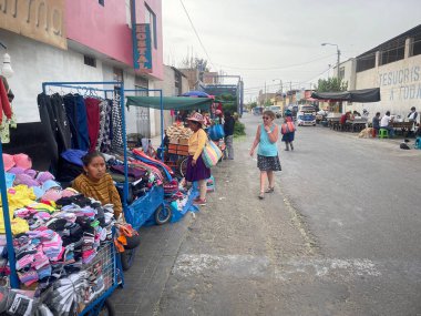 Yerliler Peru sokaklarında kıyafet satıyorlar.