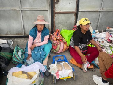 Peru - 30 Aralık 2023: Kadınlar sokaklarda çeşitli mallar satıyor