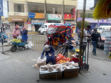 Peru 'daki geleneksel sokak pazarındaki insanlar