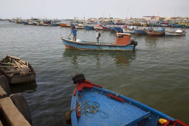 Paracas, Peru - 27 Aralık 2023: Küçük limanda park edilmiş balıkçı tekneleri.