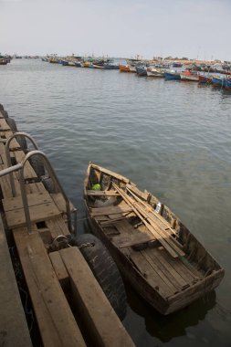 Paracas, Peru - 27 Aralık 2023: Küçük limanda park edilmiş balıkçı tekneleri.