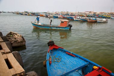 Paracas, Peru - 27 Aralık 2023: Küçük limanda park edilmiş balıkçı tekneleri.