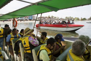Paracas, Peru - 27 Aralık 2023: Ballestas Adalarına giden turistli tekne
