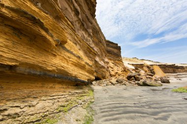 Sahilde taşlar olan uçurumun güzel manzarası