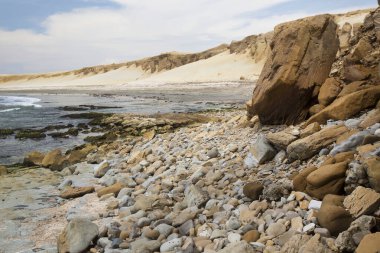 Sahilde taşlar olan uçurumun güzel manzarası
