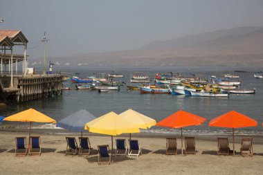 Mısırlı. sharm el sheikh. Kızıl Deniz 'in kızıl denizi. Deniz kıyısına - tatil köyüne.