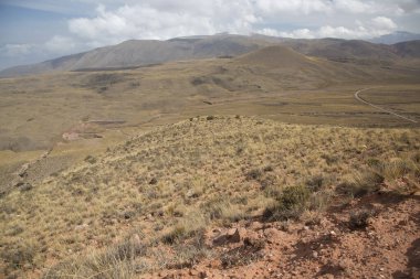 Dağlarla ve mavi gökyüzüyle manzara