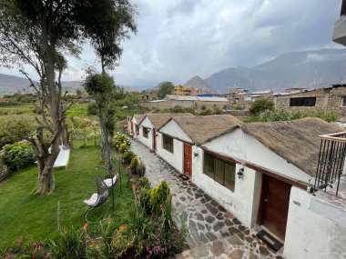 Dağlardaki eski köyün güzel manzarası