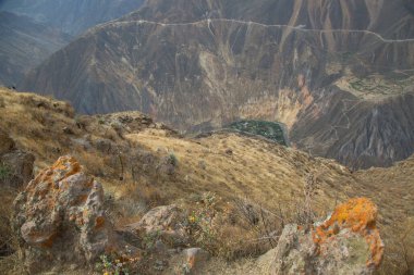 Yüksek dağlardan yola, dağın vadisine, Kuzey Kafkasya 'daki vadiye, Rusya' daki.