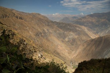 Peru dağlarında vadisi olan güzel bir manzara. 