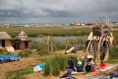 Sahildeki eski ahşap evler.