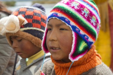 Geleneksel kıyafetleri olan Kızılderili kabilesinin çocuğu.