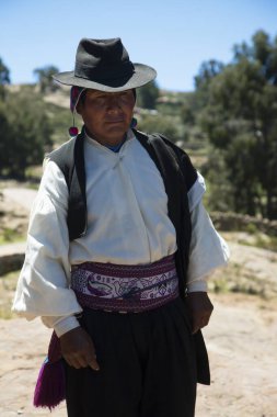 Tipik Peru kıyafetleriyle geleneksel Perulu kadın.