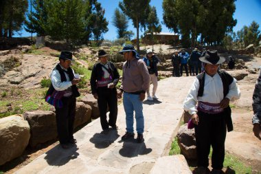 İnsanlar cuzco caddesinde yürüyor.
