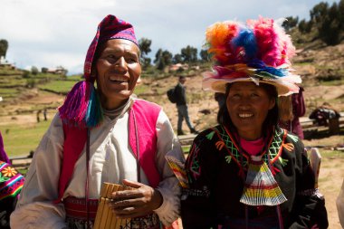 Dağlarda tipik bir kostümü olan kadınlar