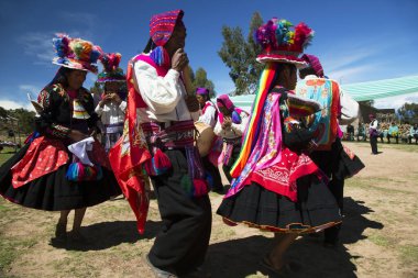 Pazardaki bir grup insan.