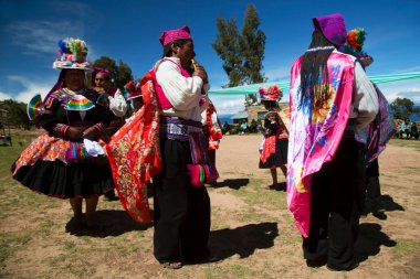 cusco, peru - Mart 28, 20 0 19: geleneksel Perulu dansçılar cusco vadisinde geleneksel kostümlerle.