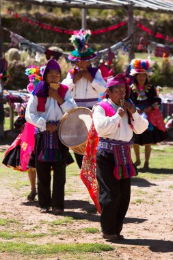 Geleneksel Perulu dansçılar