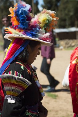 Peru 'da geleneksel kostümlü geleneksel Perulu kadınlar