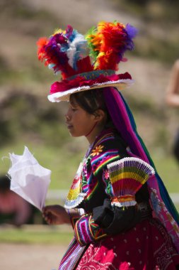 Peru Perusu 'nun geleneksel kostümünü giyen güzel bir genç kız..