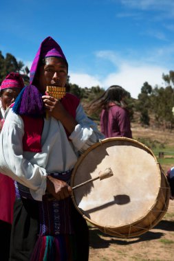 Guguk kuşunda geleneksel Peru dansı