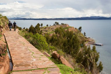 Peru 'da Titicaca Gölü' ndeki insanlar