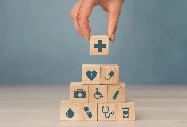 Konzept Der Versicherung Für Ihre Gesundheit Hand Halten Holzblock Mit — Stockfoto
