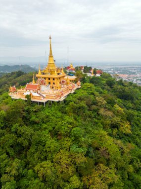 Wat Khiriwong Tayland 'ın Nakhon Sawan şehrinde bulunan bir Budist tapınağıdır..