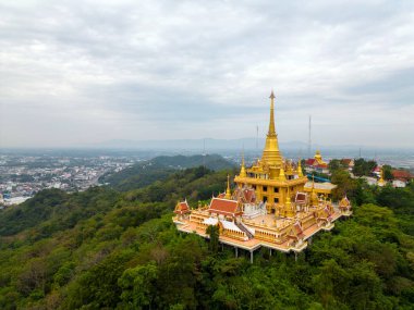 Wat Khiriwong Tayland 'ın Nakhon Sawan şehrinde bulunan bir Budist tapınağıdır..