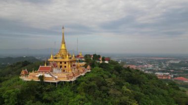Wat Khiriwong Tayland 'ın Nakhon Sawan şehrinde bulunan bir Budist tapınağıdır..