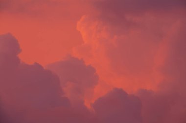 Gün batımında bulutlu dramatik gökyüzü. Telif alanı ve doğal şablon arkaplanı.