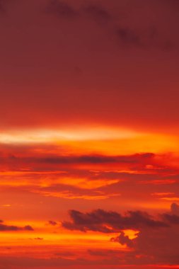 Gün batımında bulutlu dramatik gökyüzü. Telif alanı ve doğal şablon arkaplanı.